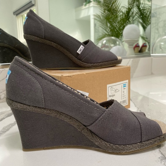 Toms Wedges. Grey. Size 9. Gently worn, great condition. Original box. - Picture 2 of 3